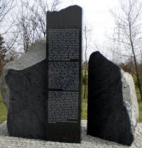 Obelisk Żegoty w Parku Ocalałych w Łodzi.