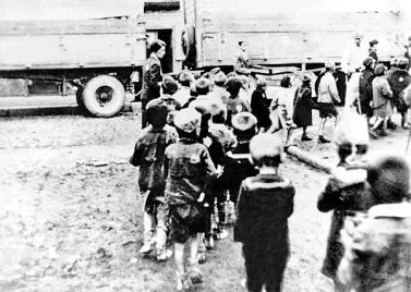 Żydowskie dzieci wywożone do obozu zaglady