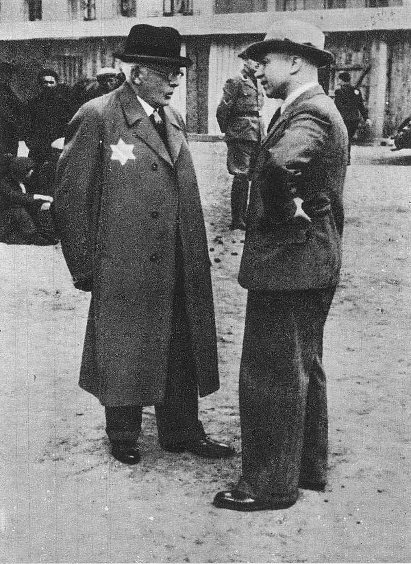 Chaim Rumkowski (1877-1944) po lewej. 