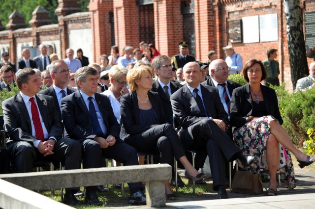 Uroczystości na Cmentarzu Żydowskim na fot. Tomasz Kacprzyk, Hanna Zdanowska, Radosław Stępień, Irena Wóycicka.