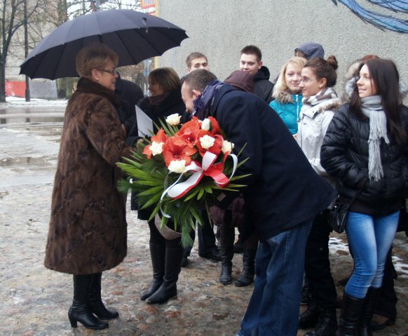 71 rocznica likwidacji obozu dla Cyganów w Litzmannstadt Getto - wojewoda Jolanta Chełmińska w otoczeniu młodzieży z XXXIV L.O. w Łodzi.