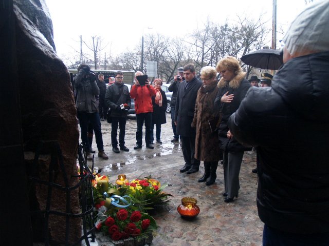 71 rocznica likwidacji obozu dla Cyganów w Litzmannstadt Getto - wieńce składają Hanna Zdanowska, Jolanta Chełmińska i Tomasz Kacprzak