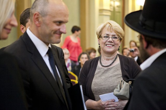 Koncert kantorów na fot. wiceprezydent Łodzi Radosław Stępień i wojewoda łódzki Jolanta Chełmińska.