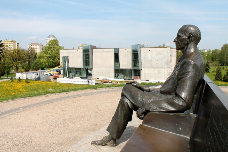 "Tu powstaje siedziba Centrum Dialogu