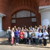 Dzieci biorące udział w zamalowywaniu wulgaryzmów