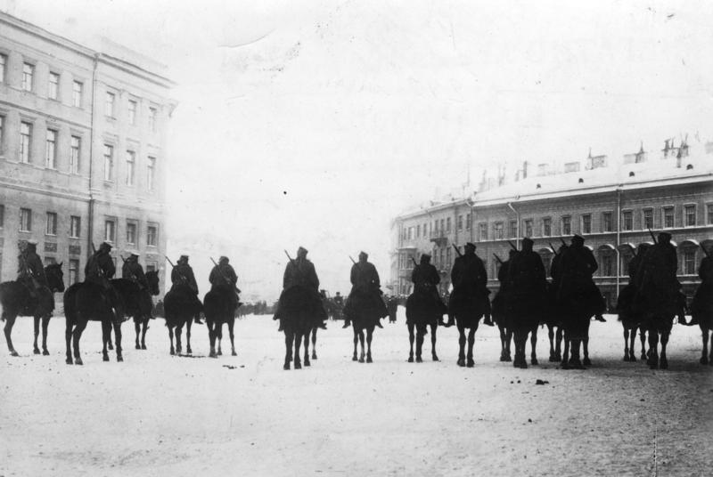 Rosyjscy kawalerzyści blokują drogę demonstracji zmierzającej z petycją do Cara w kierunku Pałacu Zimowego, 22 stycznia 1905 roku (tzw. „krwawa niedziela”) (fot. ze zbiorów Bundesarchiv, Bild 183-S01260, na licencji  Creative Commons Attribution-Share Alike 3.0 Germany)     Czytaj więcej: https://histmag.org/Po-wolnosc-na-barykady-Powstanie-lodzkie-1905-roku-8069