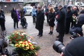 kwiaty pod Kuźnią składają prezydent Łodzi Hanna Zdanowska przewodniczący Rady Miasta Tomasz Kacprzak