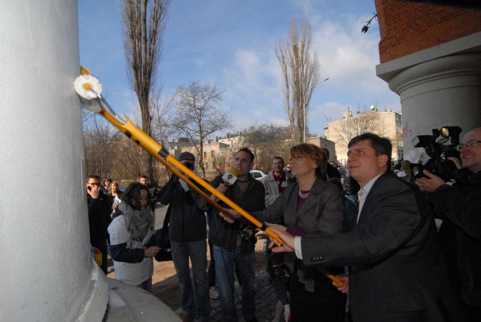 Zamalowywanie napisów na murach Łodzi(fot. Robert Lisiecki)
