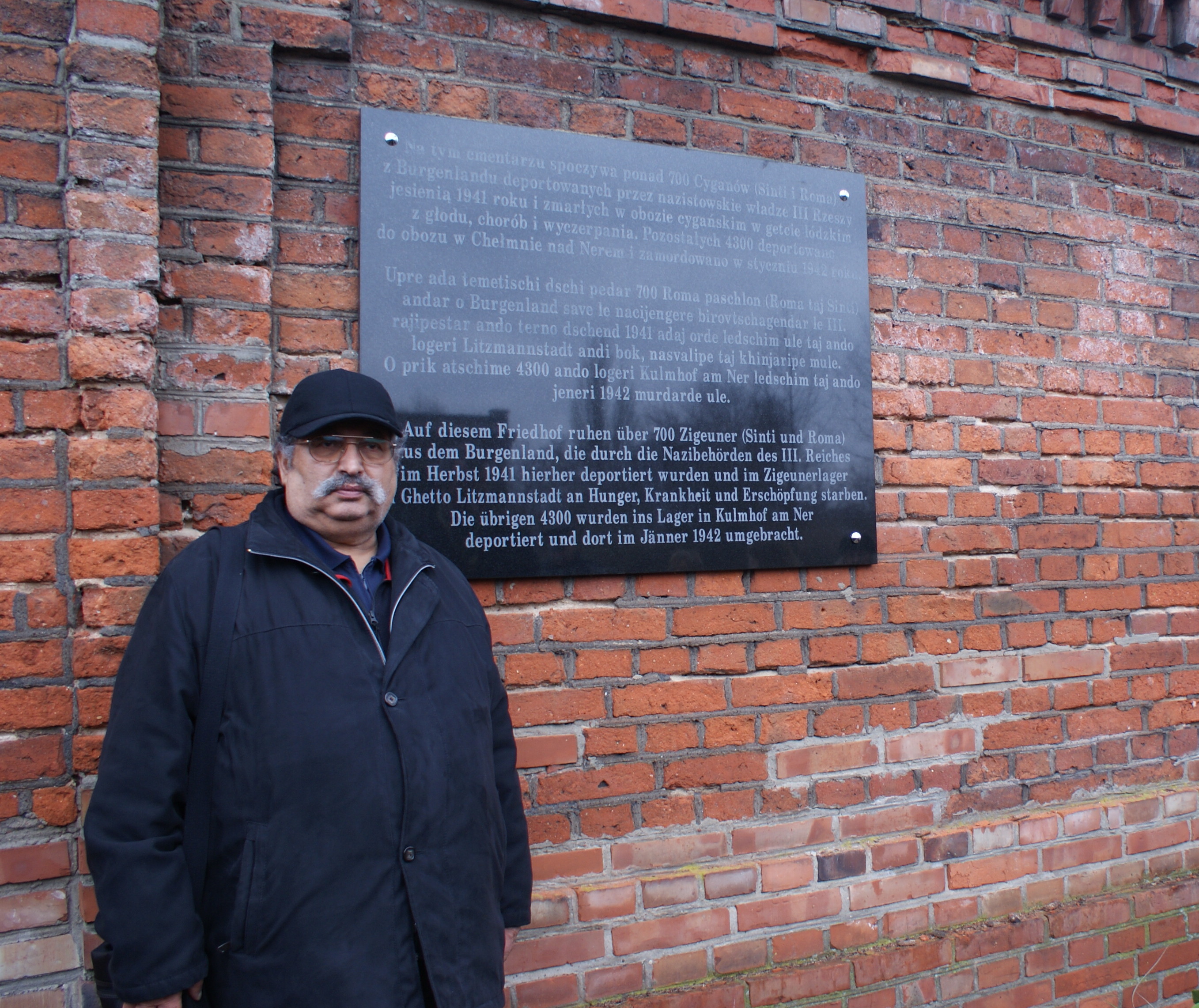 Profesor Rudolf Sarkozi przy tablicy upamiętniającej łódzkich Romów