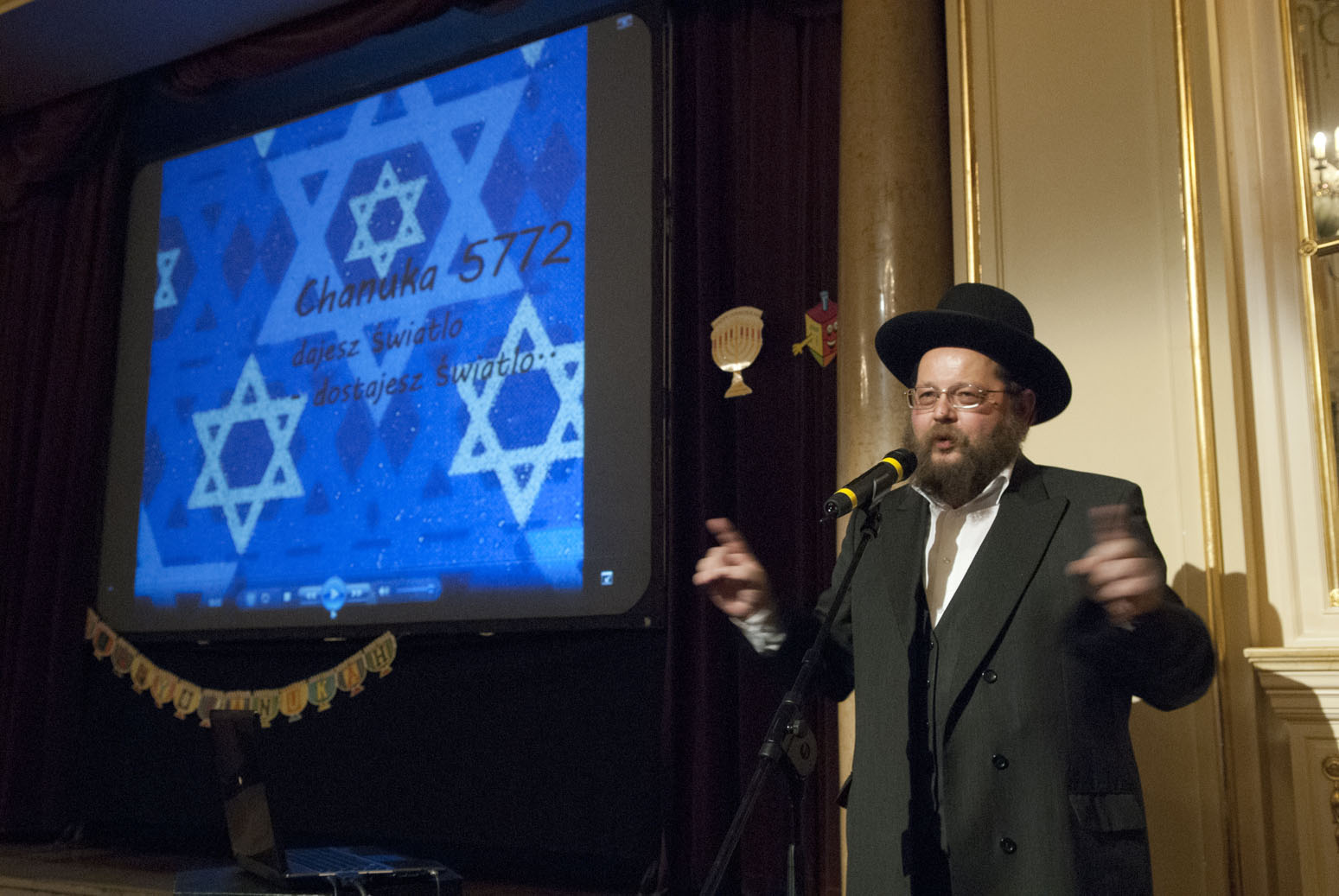 Przemawia rabin Symcha Keller (fot. Robert Lisiecki)