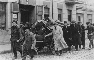 Żydzi z Czechosławacji w drodze do getta Litzmannstadt - (źródło: Archiwum Państwowe w Łodzi)